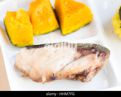 Cucina Giapponese e un pezzo di tagliata a fette e arrostita limanda sul piatto Foto Stock
