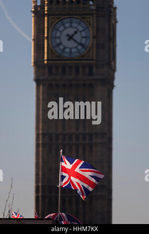 Un Union Jack flag e sullo sfondo la torre di Elizabeth del parlamento britannico, il 17 gennaio 2017, a Londra Inghilterra. La torre di Elizabeth (precedentemente chiamato la Torre dell Orologio) denominata in omaggio alla Regina Elisabetta II nel suo Diamond anno giubilare - è stata sollevata come una parte di Charles Barry design per un nuovo palazzo, dopo che il vecchio Palazzo di Westminster fu in gran parte distrutto da un incendio durante la notte del 16 ottobre 1834. Il nuovo Parlamento fu costruito in stile neo-gotico. Sebbene Barry era il capo architetto del palazzo, si volse Augustus Pugin per la progettazione della torre dell'orologio. Ha festeggiato Foto Stock