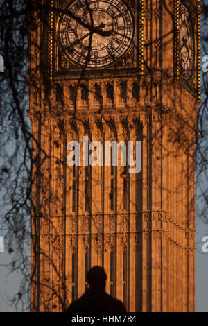 Il profilarsi la statua di Sir Robert Peel e il clockface contenente il Big Ben campana in Elizabeth Torre del parlamento britannico, il 17 gennaio 2017, a Londra Inghilterra. La torre di Elizabeth (precedentemente chiamato la Torre dell Orologio) denominata in omaggio alla Regina Elisabetta II nel suo Diamond anno giubilare - è stata sollevata come una parte di Charles Barry design per un nuovo palazzo, dopo che il vecchio Palazzo di Westminster fu in gran parte distrutto da un incendio durante la notte del 16 ottobre 1834 .. (Di più nella descrizione). Foto Stock