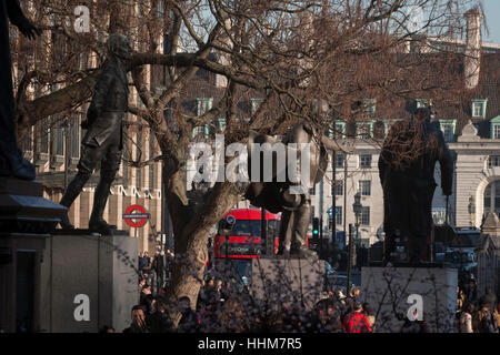 Le tre statue del Presidente Sudafricano Jan granello di fuliggine Lloyd-George e Churchill il 18 gennaio 2017, in Piazza del Parlamento, Londra Inghilterra. Sulla sinistra è il maresciallo di campo Jan Christiaan granello di fuliggine è stato un eminente Sud Africani e British Commonwealth statista, capo militare e filosofo. Nel mezzo è David Lloyd George primo Earl Lloyd-George di Dwyfor, OM, PC era un liberale britannico politico e statista. E sulla destra è Winston Churchill era un tempo di guerra britannici di primo ministro. Foto Stock