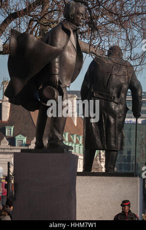 Le statue di David Lloyd-George e Winston Churchill il 18 gennaio 2017, in Piazza del Parlamento, Londra Inghilterra. Sulla sinistra è David Lloyd George primo Earl Lloyd-George di Dwyfor, OM, PC liberale britannico politico e statista. E sulla destra è Winston Churchill era un tempo di guerra britannici di primo ministro. Foto Stock