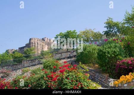 Bellissimo giardino vicino al tempio a Jaipur in India Birla Mandir,giardino, vicinanza, il tempio, un pergolato, architettura Foto Stock