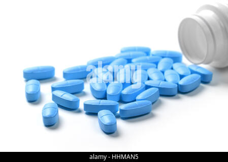 Flacone di farmaco con blu pillole isolati su sfondo bianco Foto Stock