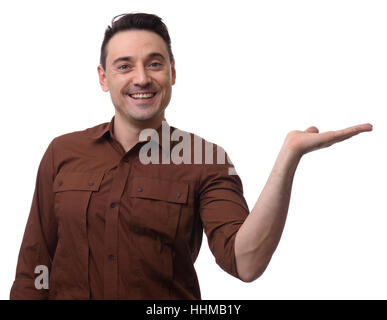 Uomo sorridente presentare qualcosa con il palmo rivolto verso l'alto. Isolato su bianco Foto Stock