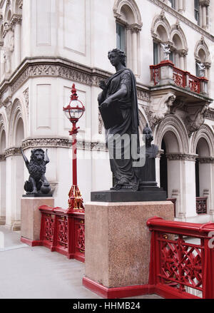 Allegorica statua in bronzo di belle arti, con le ali-leone a HOLBORN VIADUCT, LONDRA Foto Stock