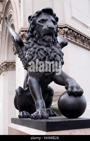 Statua di bronzo di un winged-Lion con una zampa su un globo sul Voaduct Holborn, Londra Foto Stock