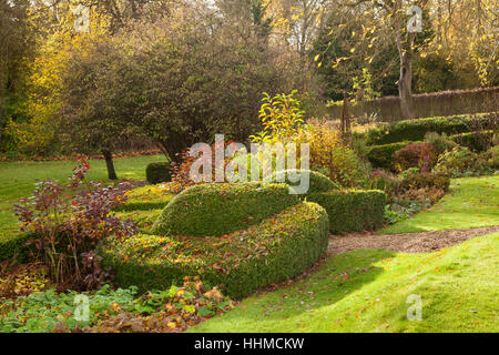 Fawley House Garden. Novembre 2016. Tiered 2.5 acri di giardino con prati, alberi maturi, formale di copertura, stream e sentieri di ghiaia. Foto Stock