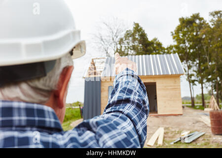 Supervisore del lavoro di costruzione di puntamento e di prendere decisioni Foto Stock