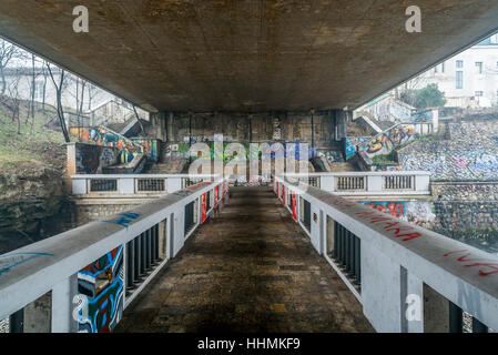 Graffiti in Novi Sottopasso Ponte in Podgrocia, Montenegro Foto Stock