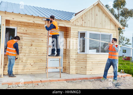 Artigiano team di lavoro sul nuovo woodhouse in cooperazione con artigiano Foto Stock