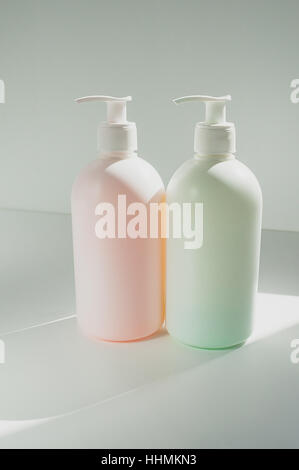 Pompa in plastica per sapone liquido, senza etichette, su sfondo bianco Foto Stock