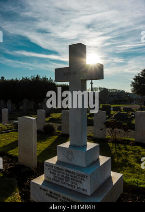 Il cimitero di Seaford,Seaford,East Sussex, Regno Unito. Le tombe di brave canadese e soldati alleati giacciono affiancati. Foto Stock