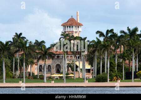Di pescatori lungo il canale navigabile intracostiero dietro il presidente Donald Trump Florida Casa Bianca, Mar-a-Lago nell'esclusiva città di Palm Beach. L'uomo Foto Stock