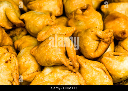 Molti freschi Samosa sono impilati per la vendita, Bandipur, Tanahun District, Nepal Foto Stock