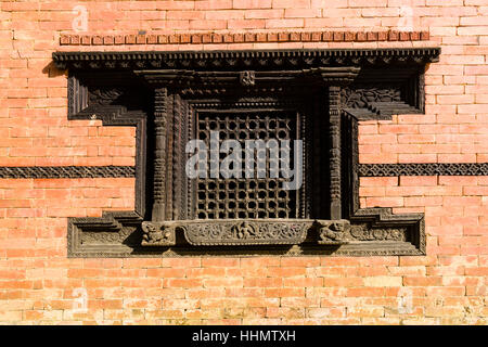 Abilmente intagliata in legno finestra, Gorakhnath tempio, Gorkha, Distretto di Gorkha, Nepal Foto Stock