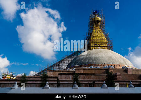 Ponteggio intorno a parte superiore di Boudhanath, Boudha stupa, restauro dopo i danni dal terremoto 2015, Kathmandu Foto Stock