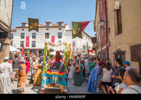 Parata medievale durante la Sagra delle ciliegie. Covarrubias, provincia di Burgos, Castilla Leon, Spagna. Foto Stock