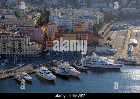 Città e yacht di lusso in porto, porto Lympia, visto da Chateau de Nice, Castello di nizza, nizza, Provence-Alpes-Côte d'Azur Foto Stock