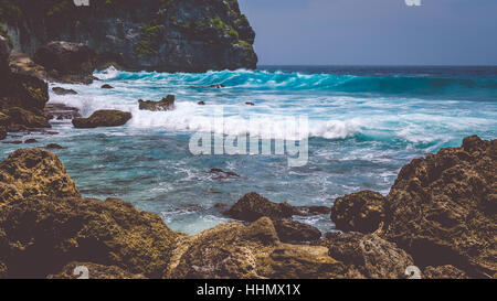 Le onde del mare sulla costa Tembeling a Nusa Penida isola, Bali Indonesia Foto Stock