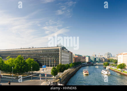 Berlino: Ufficio Stampa e Informazione del Governo Federale (sulla sinistra) e il palazzo del Reichstag sulla Sprea, , Berlino, Germania Foto Stock