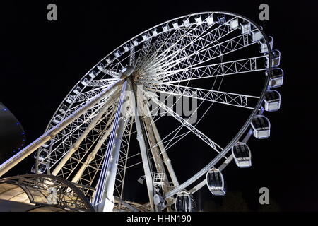 La ruota di Liverpool, illuminate fino a tarda sera sul vecchio porto, Liverpool Foto Stock