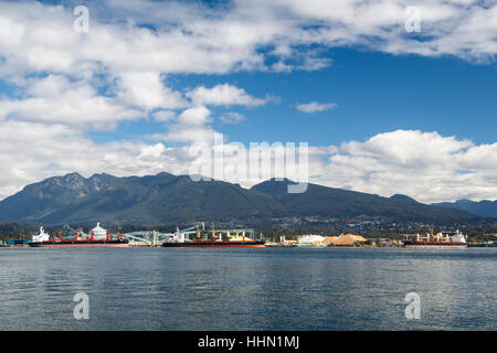 Vista sul porto verso il porto industriale di North Vancouver, British Columbia, Canada. Foto Stock