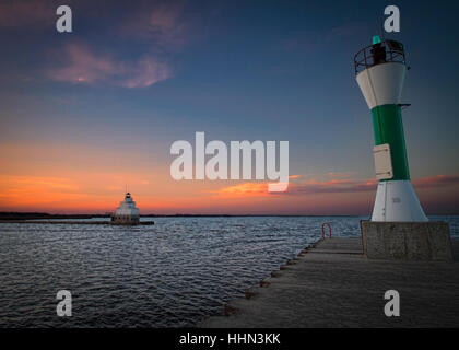 Un lago Michigan tramonto sul sout dal molo di Manitowoc, WI. Foto Stock