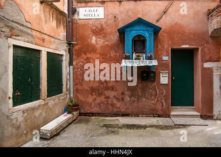 Una edicola votiva a Venezia. Le edicole votive a Venezia per la prima volta nella storia sono stati utilizzati come luce di strada in luoghi cruciali delle strade. Foto Stock