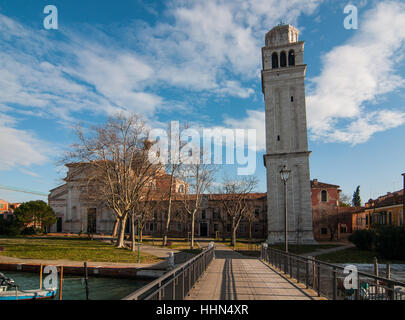 Una vista della chiesa e il campanile di San Pietro di Castello a Venezia. Foto Stock