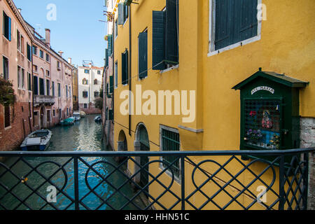 Una edicola votiva a Venezia. Le edicole votive a Venezia per la prima volta nella storia sono stati utilizzati come luce di strada in luoghi cruciali delle strade. Foto Stock