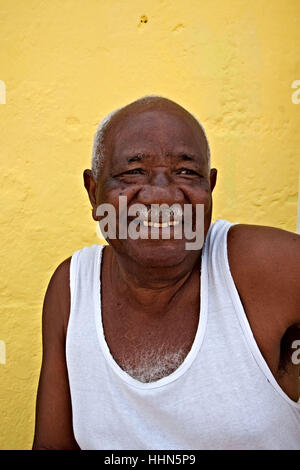 Aproniano sorrisi mentre spendere tempo sul suo portico. Foto Stock