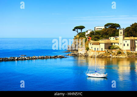 Sestri Levante La Baia del Silenzio o Baia del Silenzio del mare e del porto e da alberi sulle rocce di mattina. Liguria, Italia. Foto Stock