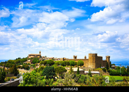 Toscana, Montalcino italiano villaggio medievale, fortezza e la vista della chiesa. Vino Brunello comune.Siena Val d Orcia, Italia. Foto Stock