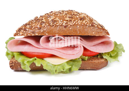 Sandwich con prosciutto e formaggio, pomodori e lattuga, spargendo i semi di sesamo isolati su sfondo bianco di close-up. Foto Stock