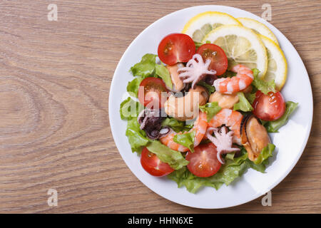 Insalata di pesce da: i gamberetti, cozze, polpi. close up su un tavolo. vista dall'alto. Foto Stock