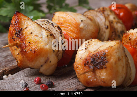 Deliziose grigliate spiedini di pollo con verdure su spiedini di legno closeup. orizzontale Foto Stock