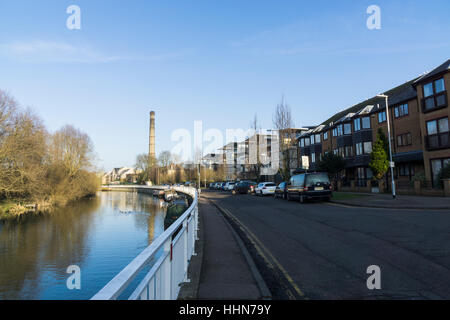 Riverside Appartamenti e il camino accanto al fiume Cam Cambridge Cambridgeshire 2017 Foto Stock