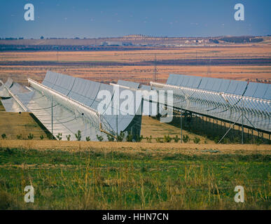 Vicino a Guadix, provincia di Granada, Andalusia, Spagna meridionale. Trogoli parabolici alla Andasol Solar Power Station. Foto Stock