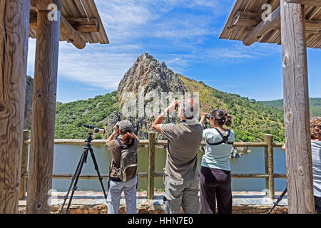 Monfragüe National Park, provincia di Cáceres, Estremadura, Spagna. Gli amanti del birdwatching al Salto del Gitano (Gipsy's Leap). Foto Stock
