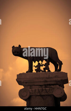 Roma, Italia. La Lupa Capitolina " il lupo capitolino'. Statua sulla Collina Capitolina di Romolo e Remo, i mitici fondatori di Roma allattati da una w Foto Stock