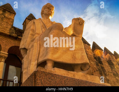 Cordoba, in provincia di Cordoba, Andalusia, Spagna meridionale. Statua di Averroè, Musulmana polymath nato a Cordoba 1126, morì a Marrakech Marocco,1198. Città wa Foto Stock