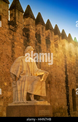 Cordoba, in provincia di Cordoba, Andalusia, Spagna meridionale. Statua di Averroè, Musulmana polymath nato a Cordoba 1126, morì a Marrakech Marocco,1198. Città wa Foto Stock