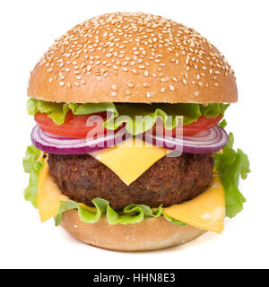 Fresche grandi hamburger con carne, formaggio, pomodori, cipolle e lattuga close-up isolati su sfondo bianco Foto Stock
