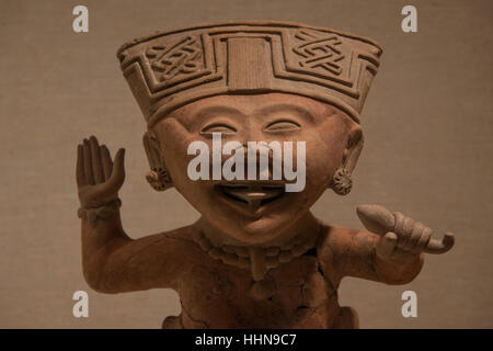 Sonrientes statuetta in stile di Remojadas chiamato 'smiling' figura esposti al Metropolitan Museum of Art di New York City. Foto Stock