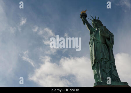 Vista laterale della Statua della Libertà su Liberty Island nel porto di New York. La città di New York, Stati Uniti d'America. Foto Stock