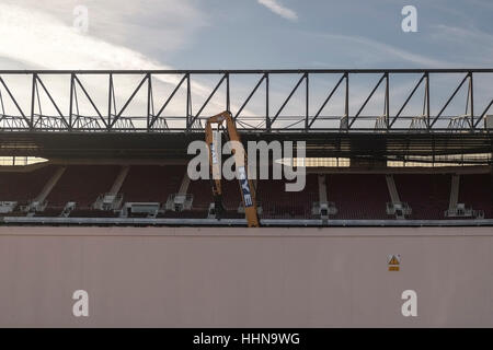 I lavori di demolizione continua a West Ham Boleyn Ground. Foto Stock