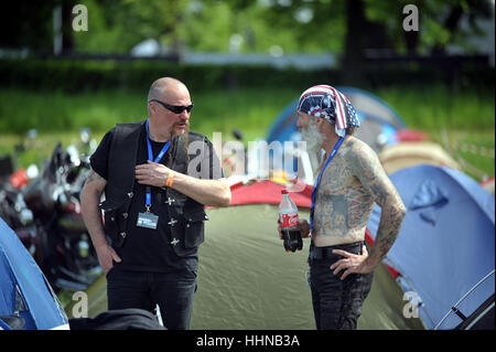 WROCLAW, Polonia - 17 Maggio: FH-DCE Super Rally 2013 evento. I motociclisti sono di parlare e di bere il coke. Foto Stock