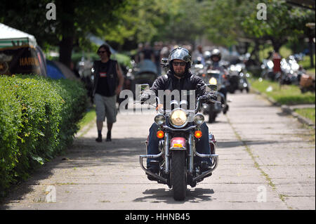 WROCLAW, Polonia - 17 Maggio: FH-DCE Super Rally 2013 evento. Motociclista con una telecamera su un casco in sella a una motocicletta Foto Stock