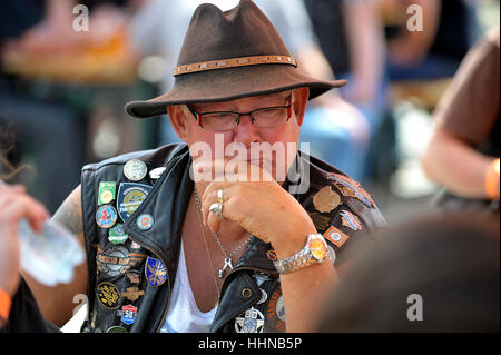 WROCLAW, Polonia - 17 Maggio: FH-DCE Super Rally 2013 evento. Rally partecipante con molte delle decorazioni su il giubbotto Foto Stock