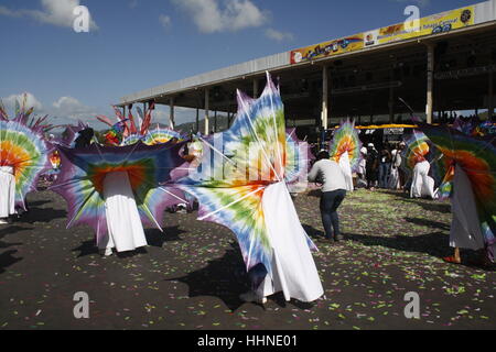 Persone Ballo di Carnevale in scena al Queen Park Savannah a Trinidad. Foto Stock